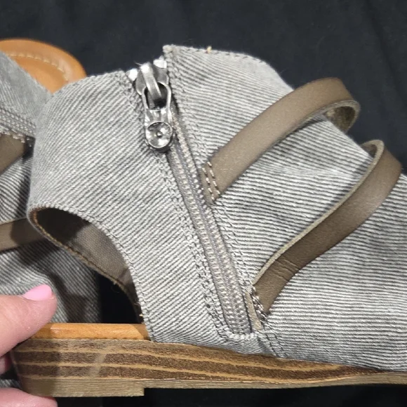 Stylish Gray Sandals for Women - Picture 4 of 9